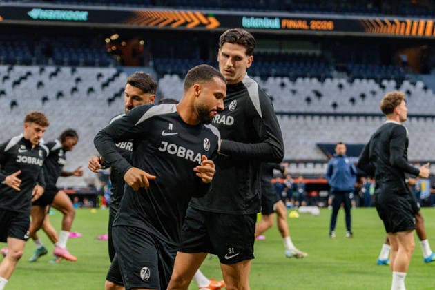 19 05 2026, SC Freiburg vs Aston Villa, UEFA Europa League, Final Matchday 1 Besiktas Square, Besiktas Park, Stadium, Fan festival, Fan Fest, Fans Freiburg Aston Villa, Trophy, Uefa Cup League Trophy, Istanbul 2026 Final Final Training Final Training SC Freiburg in Vodafone Park, Mathias Ginter, Lucas Höler, Matanovic, Kyereh Copyright: xBahhoxKarax