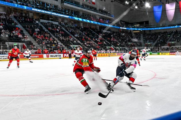 ZURICH, SWITZERLAND MAY 19 Travis Brown of Great Britain and Milan Horvath of Hungary battle for the puck during the 2026 IIHF Ice Hockey World Championship Switzerland game between Hungary and Great Britain at Swiss Life Arena on May 19, 2026 in Zurich, Zurich Zurich Swiss Life Arena Zurich Switzerland Switzerland Copyright: xJustPictures.ch AndreaxBrancax jp-en-EuSpIm-JP7_ANB_Lat_Aut_19052026_6325