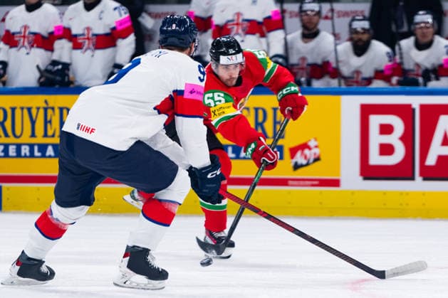 ZURICH, SWITZERLAND - MAY 19: Tamas Ortenszky (Hungary, 55) in the battle for the puck with Brett Perlini (Great Britain, 9) during the Preliminary Round - Group A Match 23 between Hungary and Great Britain at the IIHF Ice hockey, Eishockey World Championship, WM, Weltmeisterschaft 2026, Swiss Life Arena on May 19, 2026 in Zurich, Switzerland. Zurich Switzerland Copyright: xTimoxSteinx