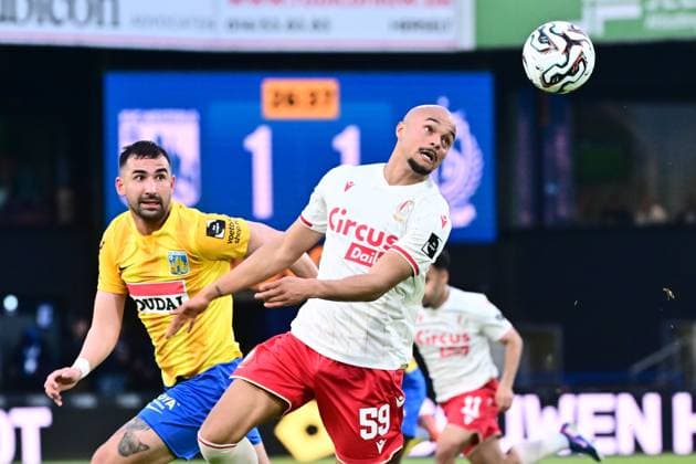 KVC Westerlo v Standard de Liege - Jupiler Pro League Europe Play-Off WESTERLO, BELGIUM - MAY 19 : Bayram Emin defender of KVC Westerlo and Nkada Thimote forward of Standard de Liege battle for the ball during the Jupiler Pro League Europe Play-Off match between KVC Westerlo and Standard de Liege on May 19, 2026 in Westerlo, Belgium, 19 05 2026 Westerlo Belgium  Copyright: xPeterxDexVoechtx