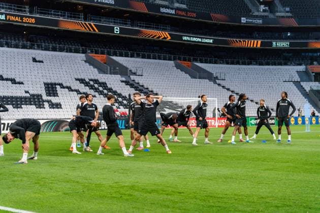 19 05 2026, SC Freiburg vs Aston Villa, UEFA Europa League, Final Matchday 1 Besiktas Square, Besiktas Park, Stadium, Fan festival, Fan Fest, Fans Freiburg Aston Villa, Trophy, Uefa Cup League Trophy, Istanbul 2026 Final Final Training Final Training SC Freiburg in Vodafone Park, Mathias Ginter, Lucas Höler Copyright: xBahhoxKarax