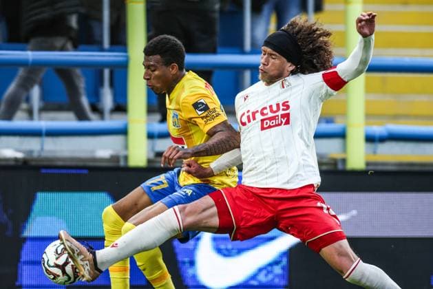 Westerlo s Josimar Alcocer and Standard s Marlon Fossey fight for the ball during a soccer match between KVC Westerlo and Standard de Liege, Tuesday 19 May 2026 in Westerlo, on the ninth day of the Europe Play-offs (PO2) of the 2025-2026 Jupiler Pro League first division of the Belgian championship. BRUNOxFAHY  x174439423x