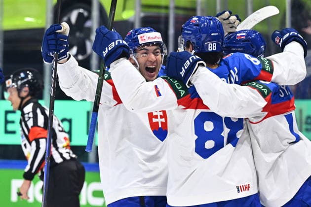L-R Sebastian Cederle (SVK) celebrates the second goal with his teammates during the 2026 IIHF World Championship, WM, Weltmeisterschaft Group B, match Slovenia vs Slovakia, Fribourg, Switzerland, on May 19, 2026. (CTKxPhoto RadekxPetrasek) CTKPhotoP2026051908971  CTKPhotoP2026051908971
