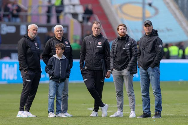 16.05.2026, xtgx, Fussball 1. Bundesliga, FC St. Pauli - VfL Wolfsburg emspor, v.l. Andreas Bornemann (St Pauli, Geschäftsführer (2. von links), Alexander Blessin (St Pauli, Trainer) (rechts) (DFL DFB REGULATIONS PROHIBIT ANY USE OF PHOTOGRAPHS as IMAGE SEQUENCES and or QUASI-VIDEO) Hamburg *** 16 05 2026, xtgx, Soccer 1 Bundesliga, FC St Pauli VfL Wolfsburg emspor, f l Andreas Bornemann St Pauli, Managing Director Sport 2 from left , Alexander Blessin St Pauli, Coach right DFL DFB REGULATIONS PROHIBIT ANY USE OF PHOTOGRAPHS as IMAGE SEQUENCES and or QUASI VIDEO Hamburg