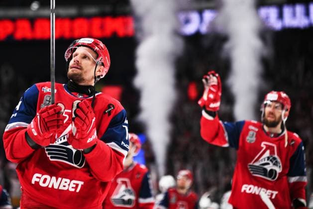 Russia Ice hockey, Eishockey Kontinental League Lokomotiv - Ak Bars 9169296 19.05.2026 Lokomotiv s Richard Panik thanks the fans for their support after winning the Kontinental Hockey League final play-off ice hockey match between Lokomotiv Yaroslavl and Ak Bars Kazan in Yaroslavl, Russia. Vladimir Astapkovich Sputnik Yaroslavl Russia  Copyright: xVladimirxAstapkovichx