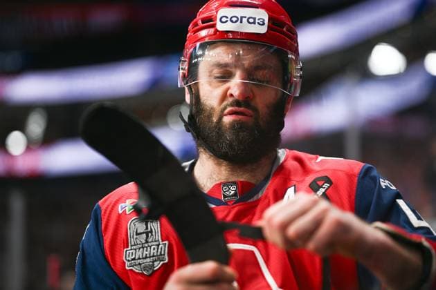 Russia Ice hockey, Eishockey Kontinental League Lokomotiv - Ak Bars 9169313 19.05.2026 Lokomotiv s Alexander Radulov prepares his stick before the Kontinental Hockey League final play-off ice hockey match between Lokomotiv Yaroslavl and Ak Bars Kazan in Yaroslavl, Russia. Alexey Filippov Sputnik Yaroslavl Russia  Copyright: xAlexeyxFilippovx