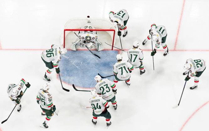 Russia Ice hockey, Eishockey Kontinental League Lokomotiv - Ak Bars 9169319 19.05.2026 Ak Bars players huddle before the Kontinental Hockey League final play-off ice hockey match between Lokomotiv Yaroslavl and Ak Bars Kazan in Yaroslavl, Russia. Vladimir Astapkovich Sputnik Yaroslavl Russia  Copyright: xVladimirxAstapkovichx