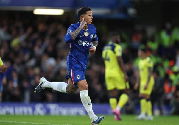 Premier League - Chelsea v Tottenham Hotspur LONDON, ENGLAND, MAY 19: GOAL 1-0, Enzo Fernandez of Chelsea goal celebration after scoring a goal to put Chelsea 1-0 ahead during the Premier League match between Chelsea v Tottenham Hotspur at Stamford Bridge Stadium, London, England, on May 19. (Photo by Daniel Weir) London Stamford Bridge Stadium England Copyright: xDanielxWeir SportsxPressxPhotox Sportspressphoto_SPR150147