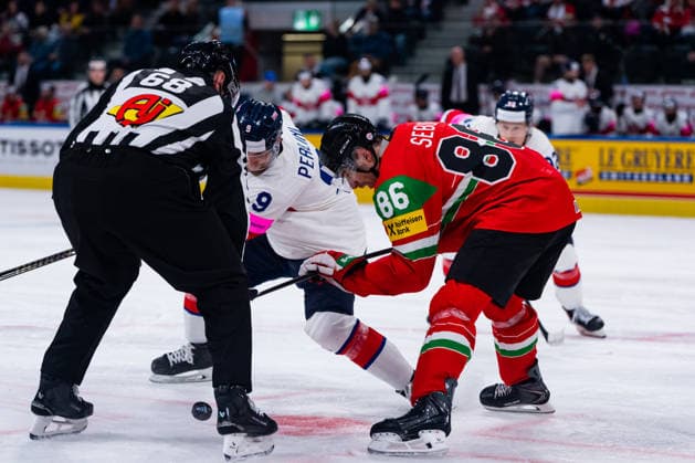 ZURICH, SWITZERLAND - MAY 19: Brett Perlini (Great Britain, 9) in the battle for the puck with Balazs Seboek (Hungary, 86) during the Preliminary Round - Group A Match 23 between Hungary and Great Britain at the IIHF Ice hockey, Eishockey World Championship, WM, Weltmeisterschaft 2026, Swiss Life Arena on May 19, 2026 in Zurich, Switzerland. Zurich Switzerland Copyright: xTimoxSteinx