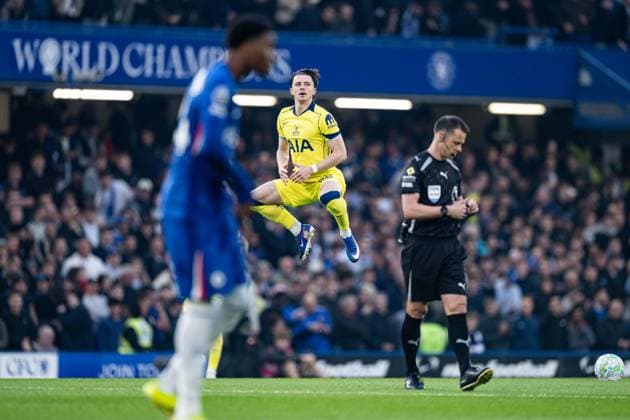 19th May 2026; Stamford Bridge, Chelsea, London, England: Premier League Football, Chelsea versus Tottenham Hotspur; Conor Gallagher of Tottenham Hotspur leaps in the air before kick off GodfreyxPitt