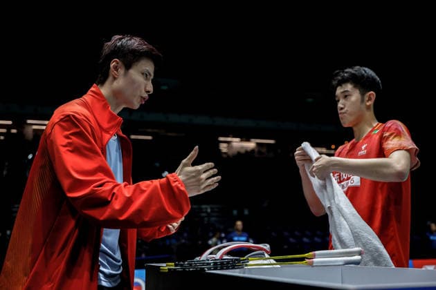 Perodua Malaysia Masters in Kuala Lumpur - 19 May 2026 Hu Zhe An of China (R) talks to his coach during match against Lim Ming Hong of Malaysia (not pictured) in the Men s Singles qualifying match of the Perodua Malaysia Masters 2026 at Unifi Arena. Hu Zhe An won with scores; 21 21 : 13 10. Kuala Lumpur Malaysia Copyright: xWongxFokxLoyx xSOPAxImagesx 20260519_PDM_2284 copy