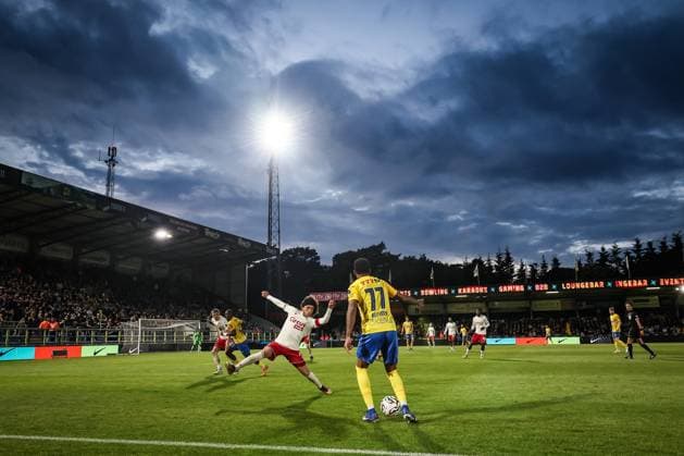 Standard s Marlon Fossey and Westerlo s Josimar Alcocer fight for the ball during a soccer match between KVC Westerlo and Standard de Liege, Tuesday 19 May 2026 in Westerlo, on the ninth day of the Europe Play-offs (PO2) of the 2025-2026 Jupiler Pro League first division of the Belgian championship. BRUNOxFAHY  x174451452x