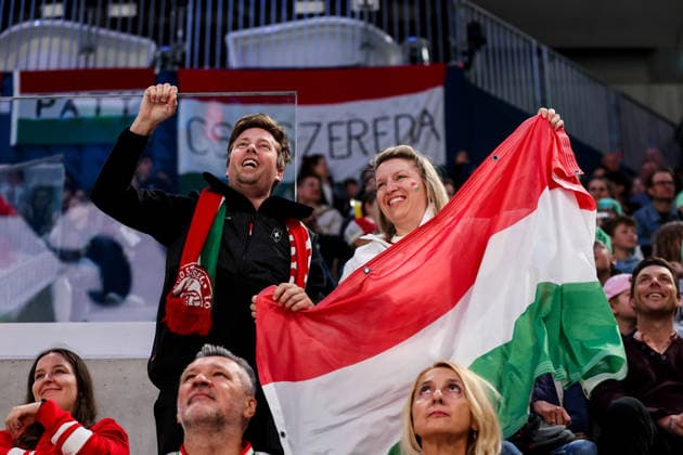 Ice hockey, Eishockey - IIHF WC 2026 ZURICH,SWITZERLAND,19.MAY.26 - ICE HOCKEY - IIHF Ice Hockey World Championship, WM, Weltmeisterschaft 2026, group stage, Hungary vs Great Britain. Image shows the rejoicing of Hungary fans.  GEPAxpictures xMaticxKlansek