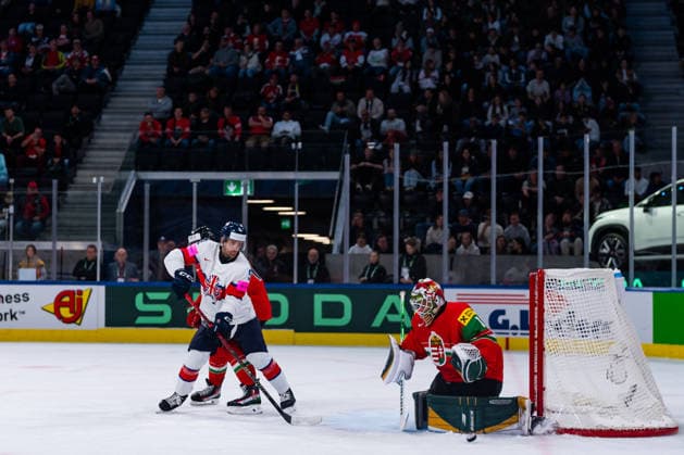 ZURICH, SWITZERLAND - MAY 19: Brett Perlini (Great Britain, 9) against Bence Balizs (Hungary, 1) during the Preliminary Round - Group A Match 23 between Hungary and Great Britain at the IIHF Ice hockey, Eishockey World Championship, WM, Weltmeisterschaft 2026, Swiss Life Arena on May 19, 2026 in Zurich, Switzerland. Zurich Switzerland Copyright: xTimoxSteinx