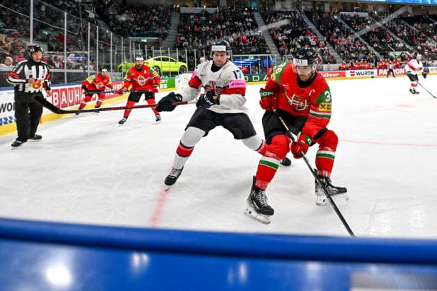 ZURICH, SWITZERLAND MAY 19 Csanad Erdely of Hungary R and Mark Richardson of Great Britain L battle along the boards during the 2026 IIHF Ice Hockey World Championship Switzerland game between Hungary and Great Britain at Swiss Life Arena on May 19, 2026 in Zurich, Zurich Zurich Swiss Life Arena Zurich Switzerland Copyright: xJustPictures.ch AndreaxBrancax jp-en-EuSpIm-JP7_ANB_Lat_Aut_19052026_6382