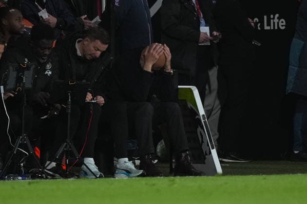 Bournemouth v Manchester City, Premier League, Football, Vitality Stadium, Bournemouth, UK - 19 May 2026 Andoni Iraola manager of Bournemouth holds his head in his hands during the game while being 0-1 down. Bournemouth Vitality Stadium Bournemouth UK, UK NEWSPAPERS OUT Copyright: xSeanxRyanx