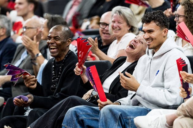 MUNICH, GERMANY - MAY 19: Valdemar and Christine da Silva (Parents of Oscar da Silva (FC Bayern Muenchen, 1) and Tristan da Silva) with Tristan Da Silva (Orlando Magic) laughing courtside during the easyCredit Basketball Bundesliga Playoffs Quarterfinal Game 2 between FC Bayern Muenchen vs. Vet-Concept Gladiators Trier at SAP Garden on match 2 of the Playoffs Quarterfinals Best of Five of easyCredit Basketball Bundesliga on May 19, 2026 in Munich, Germany. Bavaria Germany Copyright: xSteffiexWunderlx