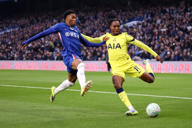 Chelsea gegen Tottenham Hotspur 19 Mai 2026, London Premier League Fußball Chelsea gegen Tottenham Hotspur Mathys Tel von Tottenham Hotspur und Josh Acheampong von Chelsea Foto Jacques Feeney Abseits London UK  Copyright: xJacquesxFeeneyx xOffsidexOffside