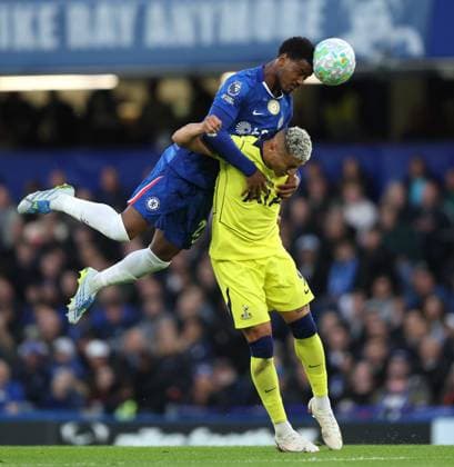 Premier League - Chelsea v Tottenham Hotspur LONDON, ENGLAND, MAY 19: Jorrel Hato of Chelsea challenges for the ariel ball with Richarlison of Tottenham Hotspur during the Premier League match between Chelsea v Tottenham Hotspur at Stamford Bridge Stadium, London, England, on May 19. (Photo by Daniel Weir) London Stamford Bridge Stadium England Copyright: xDanielxWeir SportsxPressxPhotox Sportspressphoto_SPR150233