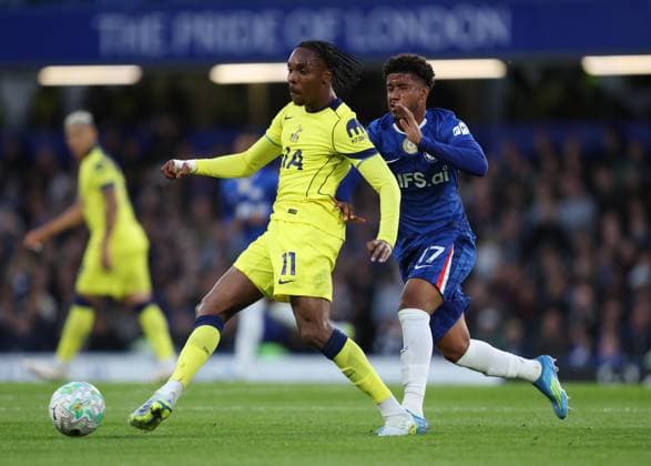 Premier League - Chelsea v Tottenham Hotspur LONDON, ENGLAND, MAY 19: Mathys Tel of Tottenham Hotspur battles for the ball with Andrey Santos of Chelsea during the Premier League match between Chelsea v Tottenham Hotspur at Stamford Bridge Stadium, London, England, on May 19. (Photo by Daniel Weir) London Stamford Bridge Stadium England Copyright: xDanielxWeir SportsxPressxPhotox Sportspressphoto_SPR150241