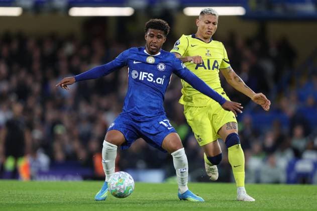 Premier League - Chelsea v Tottenham Hotspur LONDON, ENGLAND, MAY 19: Andrey Santos of Chelsea battles for the ball with Richarlison of Tottenham Hotspur during the Premier League match between Chelsea v Tottenham Hotspur at Stamford Bridge Stadium, London, England, on May 19. (Photo by Daniel Weir) London Stamford Bridge Stadium England Copyright: xDanielxWeir SportsxPressxPhotox Sportspressphoto_SPR150246