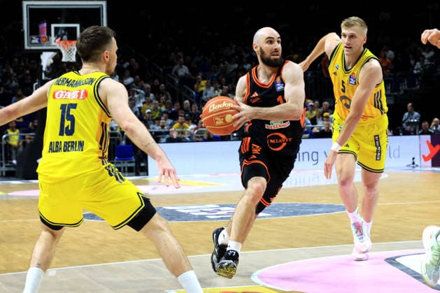 DEU, easyCredit BBL, ALBA vs Rasta Vechta, 19 05 2026, Uber Arena, Berlin, DEU, easyCredit BBL, ALBA vs Rasta Vechta, pictured Sam Griesel ALBA Berlin 5 , Martin Hermannsson ALBA Berlin 15 , Tommy Kuhse RASTA Vechta 12 nordphotoxGmbHx xEngler nph00076