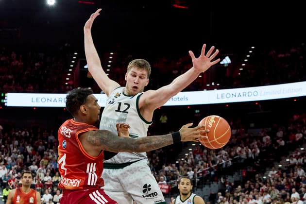 German Basketball Bundesliga BBL , FC Bayern Munich Basketball vs VET CONCEPT GLADIATORS Trier, Munich FC Bayern Basketball, Trier VET CONCEPT GLADIATORS, 2026 05 19 in Munich SAP Garden RATHAN MAYES Xavier FC Bayern Munich Basketball Shooting Guard SG Nr4 FCBB4 , LINSSEN Marten VET CONCEPT GLADIATORS TRIER Center C Nr12 TRI12 sportworld Munich SAP Garden Bayern Germany