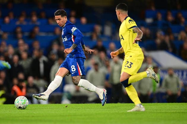 Chelsea v Tottenham Hotspur, Premier League Chelsea midfielder Enzo Fernandez (8) looks to release the ball during the Premier League match between Chelsea and Tottenham Hotspur at Stamford Bridge, London, UK on 19 May 2026. London Stamford Bridge Greater London UK Editorial use only DataCo restrictions apply See www.football-dataco.com , Copyright: xDennisxGoodwinx PSI-24269-0075