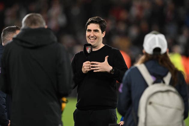 Bournemouth v Manchester City, Premier League AFC Bournemouth manager Andoni Iraola makes a speech to the fans at full time during the Premier League match between Bournemouth and Manchester City at the Vitality Stadium, Bournemouth, UK on 19 May 2026. Bournemouth Vitality Stadium Dorset UK Editorial use only DataCo restrictions apply See www.football-dataco.com , Copyright: xGrahamxHuntx PSI-24285-0108