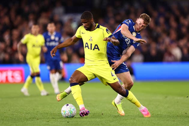 Chelsea gegen Tottenham Hotspur 19 Mai 2026, London Premier League Fußball Chelsea gegen Tottenham Hotspur Kevin Danso von Tottenham Hotspur und Liam Delap von Chelsea Foto Jacques Feeney Abseits London UK  Copyright: xJacquesxFeeneyx xOffsidexOffside