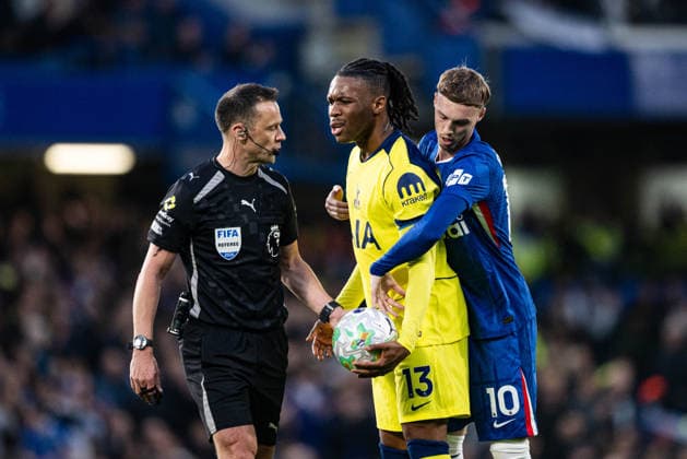 19th May 2026; Stamford Bridge, Chelsea, London, England: Premier League Football, Chelsea versus Tottenham Hotspur; Destiny Udogie of Tottenham Hotspur holds the ball away from Cole Palmer of Chelsea as he complains to referee Stuart Attwell GodfreyxPitt