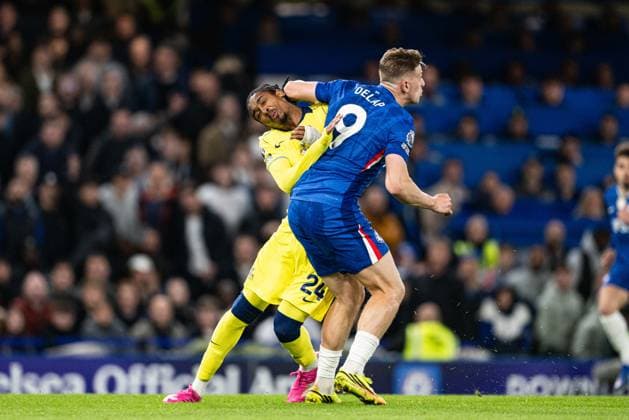 19th May 2026; Stamford Bridge, Chelsea, London, England: Premier League Football, Chelsea versus Tottenham Hotspur; Djed Spence of Tottenham Hotspur gets an elbow in the head from Liam Delap of Chelsea who gets a yellow card from referee Stuart Attwell GodfreyxPitt