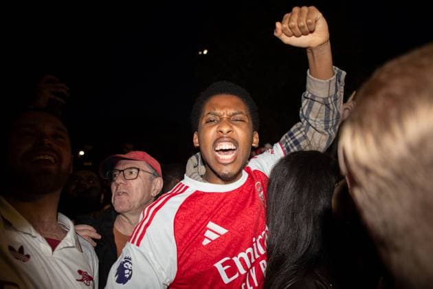 Fans of Arsenal celebrate as Arsenal are confirmed as Premier League champions following Manchester City s 1-1 draw against AFC Bournemouth Arsenal Fans Celebrate Premier League Title, Islington, London, UK - 19 05 2026 EDITORIAL USE ONLY No use with unauthorised audio, video, data, fixture lists, club league logos or live services. Online in-match use limited to 120 images, no video emulation. No use in betting, games or single club league player publications.  Copyright: xAnthonyxHanc Shutterstockx 16884298q