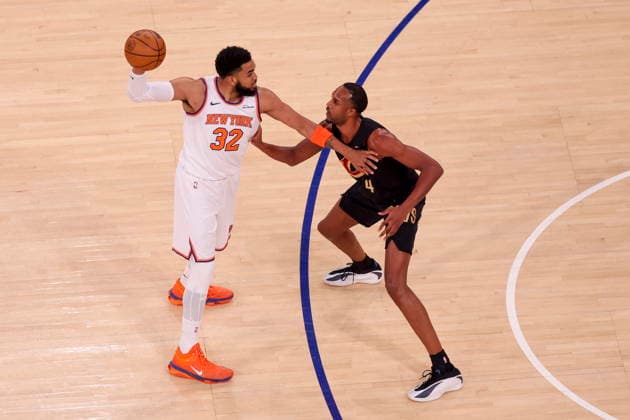 NBA, Basketball Herren, USA East Conference Finals Game 1 - Cleveland Cavaliers at New York Knicks New York Knicks center forward Karl-Anthony Towns (L) in action against Cleveland Cavaliers center Evan Mobley (R) during game 1 of the NBA East Conference Finals between the New York Knicks and Cleveland Cavaliers in New York, New York, USA, 19 May 2026. New York NEW YORK United States  Copyright: xSARAHxYENESELx