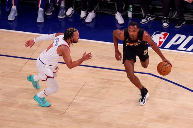 NBA, Basketball Herren, USA East Conference Finals Game 1 - Cleveland Cavaliers at New York Knicks New York Knicks guard Jalen Brunson (L) in action against Cleveland Cavaliers center Evan Mobley (R) during game 1 of the NBA East Conference Finals between the New York Knicks and Cleveland Cavaliers in New York, New York, USA, 19 May 2026. New York NEW YORK United States  Copyright: xSARAHxYENESELx