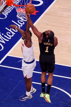 NBA, Basketball Herren, USA East Conference Finals Game 1 - Cleveland Cavaliers at New York Knicks New York Knicks forward guard OG Anunoby (L) in action against Cleveland Cavaliers guard James Harden (R) during game 1 of the NBA East Conference Finals between the New York Knicks and Cleveland Cavaliers in New York, New York, USA, 19 May 2026. New York NEW YORK United States  Copyright: xSARAHxYENESELx