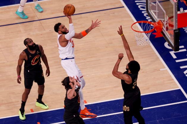 NBA, Basketball Herren, USA East Conference Finals Game 1 - Cleveland Cavaliers at New York Knicks New York Knicks center forward Karl-Anthony Towns (C, top) in action during game 1 of the NBA East Conference Finals between the New York Knicks and Cleveland Cavaliers in New York, New York, USA, 19 May 2026. New York NEW YORK United States  Copyright: xSARAHxYENESELx