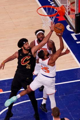 NBA, Basketball Herren, USA East Conference Finals Game 1 - Cleveland Cavaliers at New York Knicks Cleveland Cavaliers center Jarrett Allen (L) in action against New York Knicks guard Mikal Bridges (R) during game 1 of the NBA East Conference Finals between the New York Knicks and Cleveland Cavaliers in New York, New York, USA, 19 May 2026. New York NEW YORK United States  Copyright: xSARAHxYENESELx