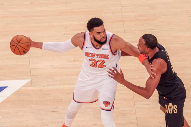NBA, Basketball Herren, USA East Conference Finals Game 1 - Cleveland Cavaliers at New York Knicks New York Knicks center Karl-Anthony Towns (L) in action during game 1 of the NBA East Conference Finals between the New York Knicks and Cleveland Cavaliers in New York, New York, USA, 19 May 2026. New York NEW YORK United States  Copyright: xSARAHxYENESELx