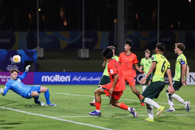 JEDDAH, SAUDI ARABIA - MAY 19: Shuai Weihao 11 of Team China shoots the ball during the 2026 AFC U17, U 17 Asian Cup semifinal match between China and Australia at King Abdullah Sports City Hall Stadium Legends on May 19, 2026 in Jeddah, Saudi Arabia.  Copyright: xVCGx 111642813353