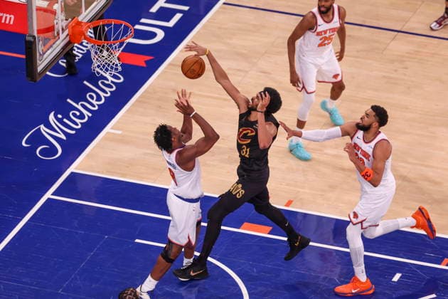 NBA, Basketball Herren, USA East Conference Finals Game 1 - Cleveland Cavaliers at New York Knicks Cleveland Cavaliers center Jarrett Allen (C) in action during game 1 of the NBA East Conference Finals between the New York Knicks and Cleveland Cavaliers in New York, New York, USA, 19 May 2026. New York NEW YORK United States  Copyright: xSARAHxYENESELx