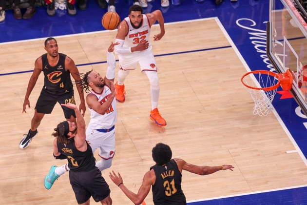 NBA, Basketball Herren, USA East Conference Finals Game 1 - Cleveland Cavaliers at New York Knicks New York Knicks guard Jalen Brunson (C) in action during game 1 of the NBA East Conference Finals between the New York Knicks and Cleveland Cavaliers in New York, New York, USA, 19 May 2026. New York NEW YORK United States  Copyright: xSARAHxYENESELx