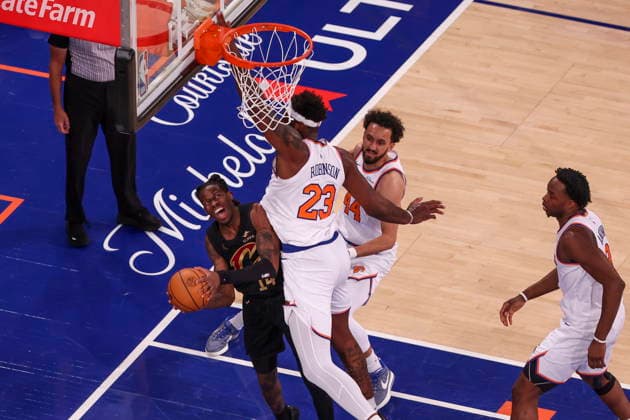 NBA, Basketball Herren, USA East Conference Finals Game 1 - Cleveland Cavaliers at New York Knicks Cleveland Cavaliers guard Keon Ellis (L) attempts to score while New York Knicks center Mitchell Robinson (C) blocks during game 1 of the NBA East Conference Finals between the New York Knicks and Cleveland Cavaliers in New York, New York, USA, 19 May 2026. New York NEW YORK United States  Copyright: xSARAHxYENESELx