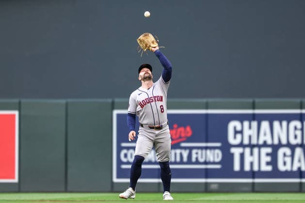 May 19, 2026, Minneapolis, Minnesota, USA: Houston Astros first baseman CHRISTIAN WALKER (8) makes a catch against the Minnesota Twins in the third inning during a MLB, Baseball Herren, USA Baseball game between the Houston Astros and the Minnesota Twins at Target Field in Minneapolis, Minnesota on May 19, 2026. The Astros defeated the Twins 2-1. ZUMA Press Wire. Minneapolis USA - ZUMAg254 20260519_zsp_g254_047 Copyright: xStevenxGarciax