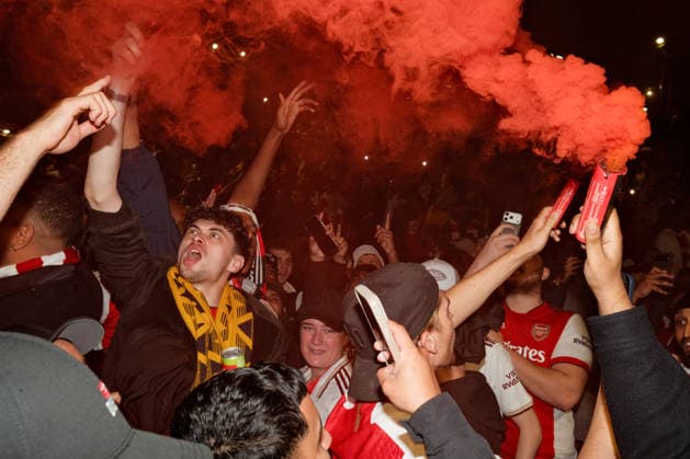 Arsenal Fans Celebrate Title 19 May 2026 London - Arsenal fans with flares - (Photo by Jacques Feeney). London UK *** Arsenal-Fans feiern den Titel 19. Mai 2026 London Arsenal-Fans mit Fackeln Foto von Jacques Feeney London UK  Copyright: xJacquesxFeeneyxOffside