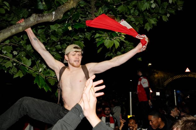 Arsenal-Fans feiern den Titel 19. Mai 2026 London Ein Fan klettert auf einen Baum Foto von Jacques Feeney London UK  Copyright: xJacquesxFeeneyxOffside