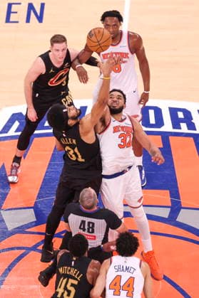 NBA, Basketball Herren, USA East Conference Finals Game 1 - Cleveland Cavaliers at New York Knicks New York Knicks and Cleveland Cavaliers players in action at the start of overtime during game 1 of the NBA East Conference Finals between the New York Knicks and Cleveland Cavaliers in New York, New York, USA, 19 May 2026. New York NEW YORK United States  Copyright: xSARAHxYENESELx