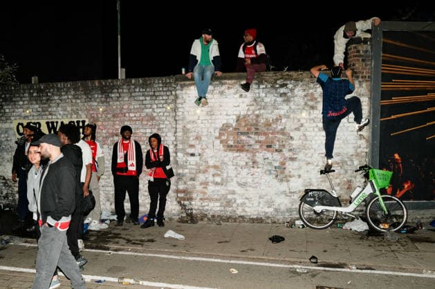 Arsenal-Fans feiern den Titel 19. Mai 2026 London Ein Fan klettert auf eine Mauer Foto von Jacques Feeney London UK  Copyright: xJacquesxFeeneyxOffside