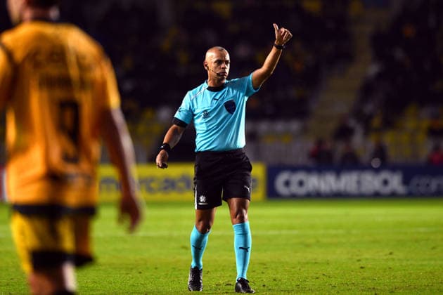 Futbol, Coquimbo Unido vs Deportes Tolima. Fase de Grupos, Copa Libertadores 2026. El arbitro Wilton Sampaio dirige un partido del grupo B de la copa libertadores entre Coquimbo Unido y Deportes Tolima disputado en el estadio Francisco Sanchez Rumoroso en Coquimbo, Chile. 19 05 2026 Alejandro Pizarro Ubilla Photosport Football, Coquimbo Unido vs Deportes Tolima. Group Stage, Libertadores Cup 2026. Referee Wilton Sampaio leads a Copa Libertadores group B match between Coquimbo Unido and Tolima, played at the Francisco Sanchez Rumoroso stadium in Coquimbo, Chile. 19 05 2026 Alejandro Pizarro Ubilla Photosport Coquimbo Unido vs Deportes Tolima, Copa Libertadores 2026 