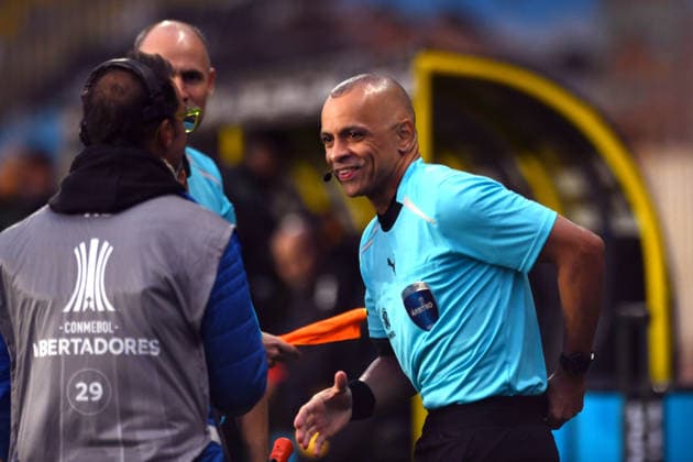 Futbol, Coquimbo Unido vs Deportes Tolima. Fase de Grupos, Copa Libertadores 2026. El arbitro Wilton Sampaio dirige un partido del grupo B de la copa libertadores entre Coquimbo Unido y Deportes Tolima disputado en el estadio Francisco Sanchez Rumoroso en Coquimbo, Chile. 19 05 2026 Alejandro Pizarro Ubilla Photosport Football, Coquimbo Unido vs Deportes Tolima. Group Stage, Libertadores Cup 2026. Referee Wilton Sampaio leads a Copa Libertadores group B match between Coquimbo Unido and Tolima, played at the Francisco Sanchez Rumoroso stadium in Coquimbo, Chile. 19 05 2026 Alejandro Pizarro Ubilla Photosport Coquimbo Unido vs Deportes Tolima, Copa Libertadores 2026 